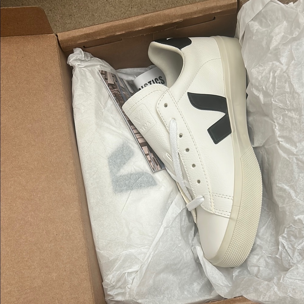 NIB Veja Campo Chromefree White Black Sneaker Size US 8 / EUR 39